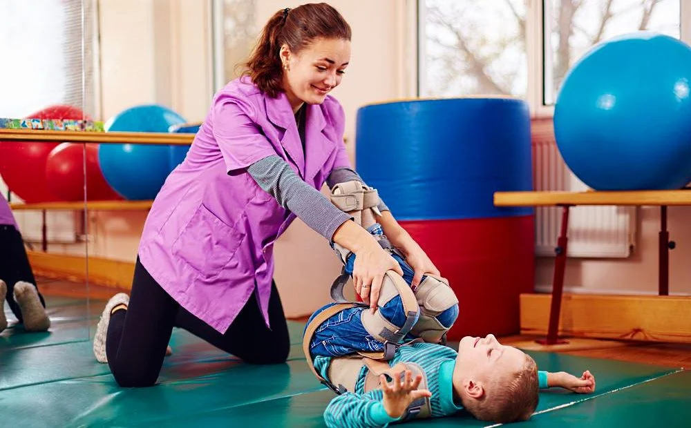 دور العلاج الطبيعي في تأهيل الأطفال المصابين بالشلل الدماغي 1 تأهيل الأطفال المصابين بالشلل الدماغي