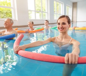 العلاج المائي لإعادة التأهيل تمارين مائية لتحسين القوة والمرونة